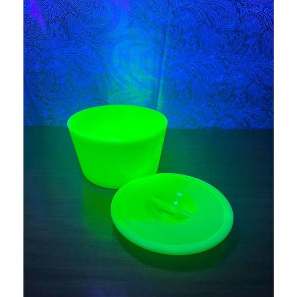 1930s Jeannette jadeite bowl with lid - Picture 1 of 10